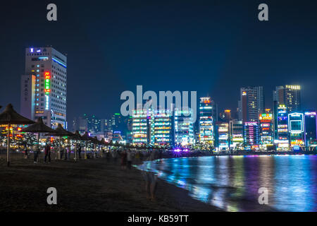 Blick auf Gwangalli und Gwangan bridge bei nacht in Busan, Südkorea. Stockfoto