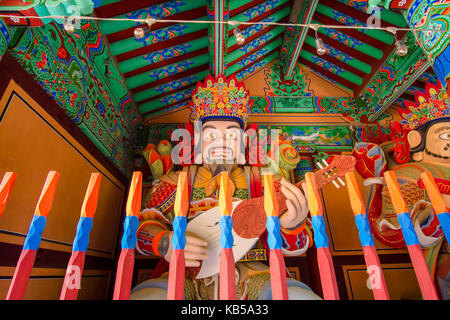 Beomeosa Tempel Beomeosa guardian Statue am Eingang. Stockfoto