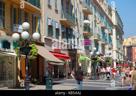 Rue Massena liegt in einer belebten Fußgängerzone in der Altstadt - Nizza, Frankreich Stockfoto