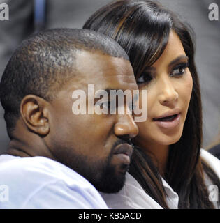 MIAMI, FL - Dezember 06: Kanye West und Kim Kardashian das Spiel zwischen den New York Knicks und Miami Heat in der American Airlines Arena am 6. Dezember in Miami, Florida 2012 teilnehmen. Kredit Hoo-Me.com/MediaPunch Personen: Kanye West Kim Kardashian Getriebe Ref: FL 77 Stockfoto