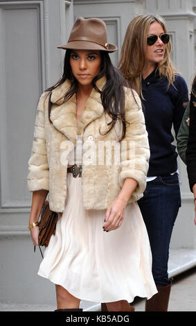 SMG NY 75 Kourtney Kardashian Bar Piti 110610 01.JPG NEW YORK - November 06: TV-Persönlichkeiten Kourtney Kardashian geht Einkaufen mit Freunden in SoHo, New York City nach dem Mittagessen an der Bar Pitti. Am 6. November 2010 in New York City Credit Hoo-Me.com/MediaPunch Stockfoto