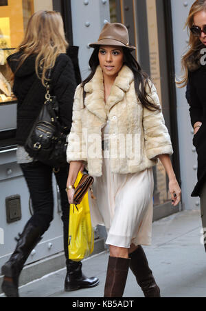 SMG NY 75 Kourtney Kardashian Bar Piti 110610 01.JPG NEW YORK - November 06: TV-Persönlichkeiten Kourtney Kardashian geht Einkaufen mit Freunden in SoHo, New York City nach dem Mittagessen an der Bar Pitti. Am 6. November 2010 in New York City Credit Hoo-Me.com/MediaPunch Stockfoto