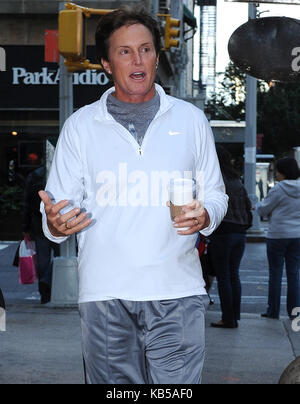 SMG NY15 Bruce Jenner Hotel 100411 02.JPG NEW YORK, NY - 04 Oktober: Kris Jenner kommt an ihr Hotel als Ehemann Bruce Jenner erlischt für Starbucks. Am 4. Oktober 2011 in New York City. Credit: Hoo-Me.com/MediaPunch Personen: Bruce Jenner Stockfoto