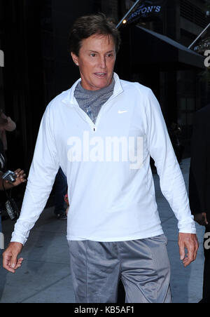 SMG NY15 Bruce Jenner Hotel 100411 02.JPG NEW YORK, NY - 04 Oktober: Kris Jenner kommt an ihr Hotel als Ehemann Bruce Jenner erlischt für Starbucks. Am 4. Oktober 2011 in New York City. Credit: Hoo-Me.com/MediaPunch Personen: Bruce Jenner Stockfoto