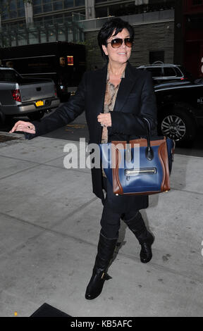 SMG NY15 Bruce Jenner Hotel 100411 02.JPG NEW YORK, NY - 04 Oktober: Kris Jenner kommt an ihr Hotel als Ehemann Bruce Jenner erlischt für Starbucks. Am 4. Oktober 2011 in New York City. Credit: Hoo-Me.com/MediaPunch Personen: Kris Jenner Stockfoto