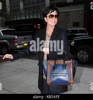 SMG NY15 Bruce Jenner Hotel 100411 02.JPG NEW YORK, NY - 04 Oktober: Kris Jenner kommt an ihr Hotel als Ehemann Bruce Jenner erlischt für Starbucks. Am 4. Oktober 2011 in New York City. Credit: Hoo-Me.com/MediaPunch Personen: Kris Jenner Stockfoto