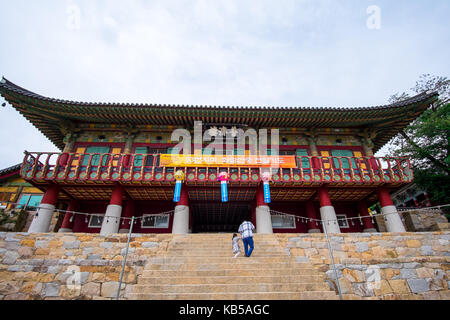 Landschaft von Beomeosa Tempel in Busan, Südkorea mit nicht identifizierten Label und touristische kommen, diese Tempel zu besuchen. Stockfoto