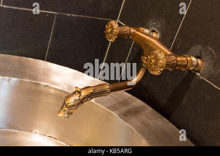 Einzigartige messing Wasserhahn - Innenbereich der Sauna Stockfoto