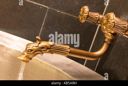 Einzigartige messing Wasserhahn - Innenbereich der Sauna Stockfoto