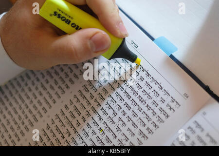 eine religiose judische tam kalligraph kennzeichnung hebraischen buchstaben mit einem gelben marker auf einer seite kopieren eines sefer torah das heiligste buch im judentum wahrend der besitzen einen buchstaben in eine torarolle tradition in