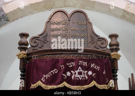 Ein Schrank der Torah Ark, in dem die jüdischen Torah-Schriftrollen enthalten sind In der mittleren Synagoge in den 'vier Sephardischen Synagogen' Old Stadt Ost Jerusalem Israel Stockfoto