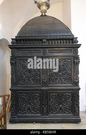 Ein alter hölzerner Torah Ark Schrank, in dem sich die Juden befinden Torah rollt in den vier Jahren vor der Synagoge von Eliyahu Hanavi Sephardische Synagogen' Altstadt Jerusalem Israel Stockfoto