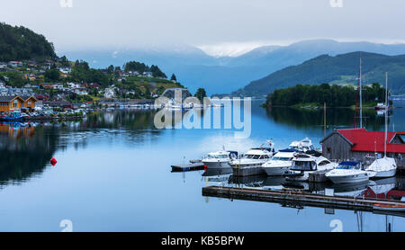 Bewölkt Sommer Blick auf den Hardangerfjord. Stockfoto