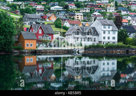 Bewölkt Sommer Blick auf den Hardangerfjord. Stockfoto