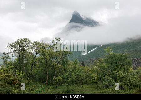 Berg im Nebel in das Tal Innerdalen Stockfoto