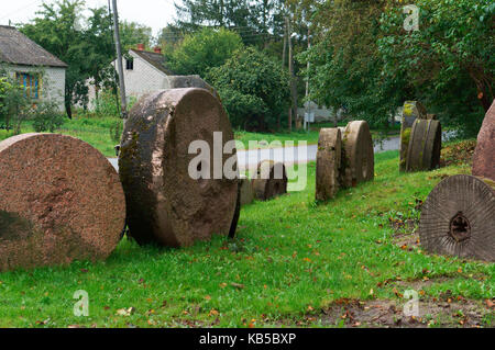 Alte Mühlsteine Attraktion im Dorf Stockfoto
