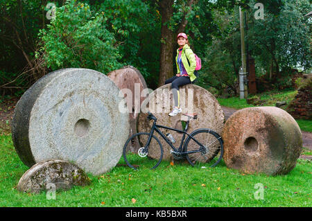 Alte Mühlsteine Attraktion im Dorf Stockfoto
