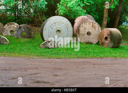 Alte Mühlsteine Attraktion im Dorf Stockfoto