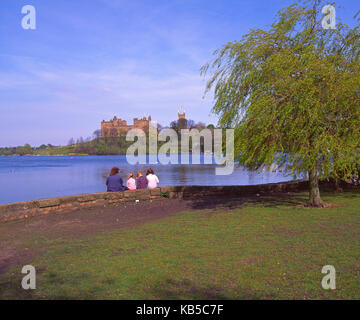 Anfang Frühling Blick vom Ufer des Loch, mit weit entfernten Linlithgow Linlithgow Palace in Aussicht, Linlithgow, Midlothian Stockfoto