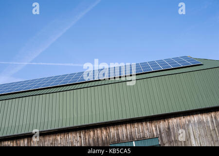 Solarzellen auf einer Scheune Stockfoto