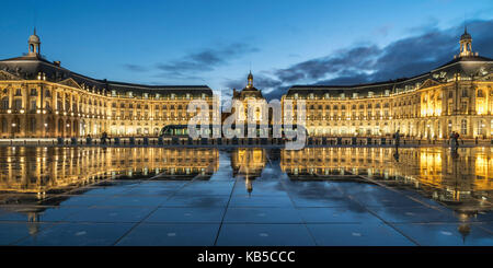 Place De La Bourse, Wasserspiegelung, Straßenbahn, Bordeaux, UNESCO-Weltkulturerbe, Gironde, Bordeaux, Frankreich Stockfoto