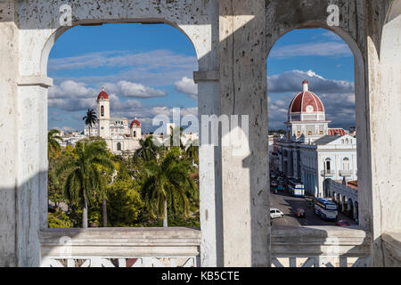 Catedral de La Purisima Concepcion auf der Linken, und Antiguo Ayuntamiento auf der rechten, Cienfuegos, UNESCO, Kuba, Zentralamerika Stockfoto