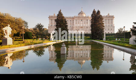Königspalast (Palacio Real), Ansicht von Sabatini Gärten (Jardines De Sabatini), Madrid, Spanien, Europa Stockfoto
