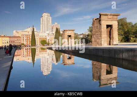 Tempel von Debod (Templo de Debod), Parque del Oeste, Edificio España Turm im Hintergrund, Madrid, Spanien, Europa Stockfoto