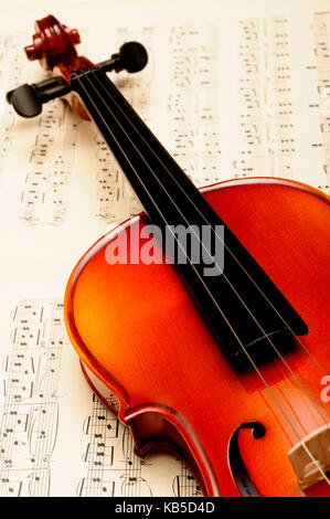 Klassische Violine auf ein Notenblatt Stockfoto