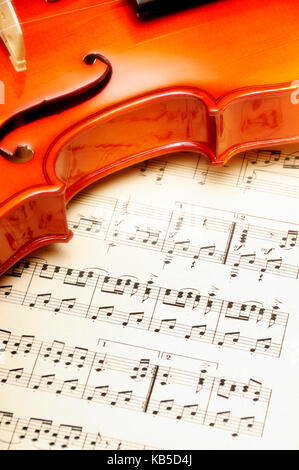 Klassische Violine auf ein Notenblatt Stockfoto
