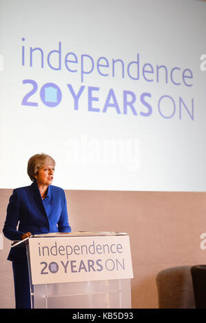 Die Premierministerin Theresa May spricht während der Konferenz der Bank of England "Independence 20 Years On", die zwei Jahrzehnte der operativen Unabhängigkeit von der britischen Regierung markiert, in der Fishmongers Hall in der City of London. Stockfoto