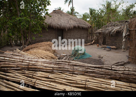 Ein traditionelles Lehmhütte Haus mit Reetdach und ein Solarpanel auf der Spitze, Tansania, Ostafrika, Südafrika Stockfoto