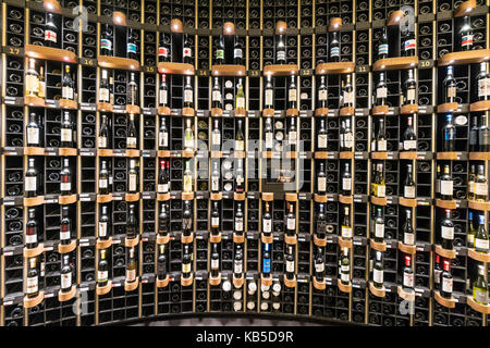 La Cite du Vin, der Stadt der Weine, Weinkeller, Schauraum, Bordeaux, Frankreich, Bordeaux, Frankreich Stockfoto