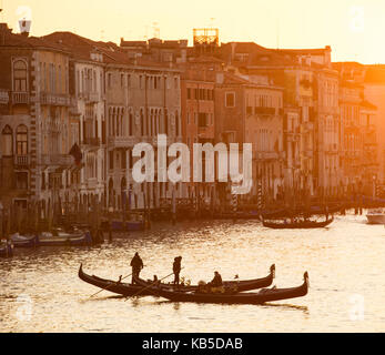 Zwei Gondolieri in Silhouette bei Sonnenuntergang auf den Canal Grande, von der Rialto Brücke, Venedig, UNESCO-Weltkulturerbe, Venetien, Italien Stockfoto