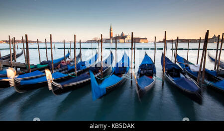 Blick nach San Giorgio Maggiore von Riva Degli Schiavoni, mit Gondeln im Vordergrund, Venedig, UNESCO, Venetien, Italien Stockfoto