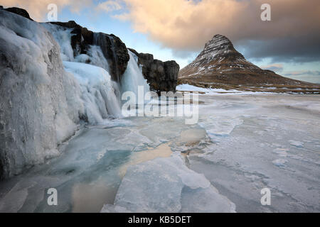 Kirkjufell (Gemeinde Berg) im Winter, mit gefrorenen Wasserfall, in der Nähe von Grundafjordur, Halbinsel Snaefellsnes, Island Stockfoto