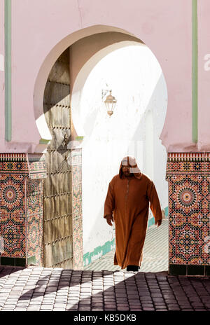 Lokaler Mann gekleidet in traditionelle djellaba aus Moschee in der Kasbah, Marrakesch, Marokko, Nordafrika, Afrika Stockfoto