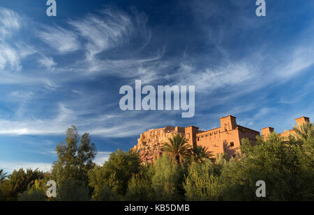 Die alten Lehmziegeln Gebäude der Kasbah Ait Benhaddou gebadet im Abendlicht, UNESCO, in der Nähe von Ouarzazate, Marokko, Nordafrika Stockfoto