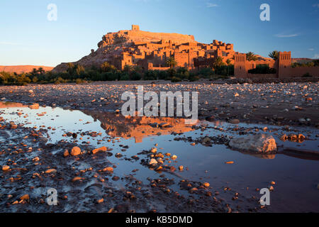 Die alte Kasbah Ait Benhaddou gebadet im Morgenlicht und in Fluss widerspiegelt, UNESCO, in der Nähe von Ouarzazate, Marokko, Nordafrika Stockfoto