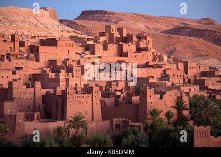 Die alten Lehmziegeln Gebäude der Kasbah Ait Benhaddou gebadet in goldenen Morgenlicht, UNESCO, in der Nähe von Ouarzazate, Marokko Stockfoto