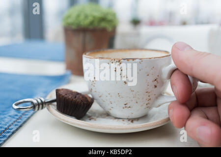 Eine leere Tasse Kaffee auf einem Holztisch. Stockfoto