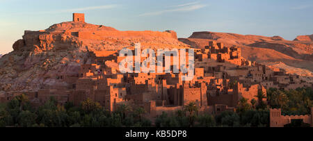 Die alten Lehmziegeln Gebäude der Kasbah Ait Benhaddou gebadet in goldenen Morgenlicht, UNESCO, in der Nähe von Ouarzazate, Marokko Stockfoto