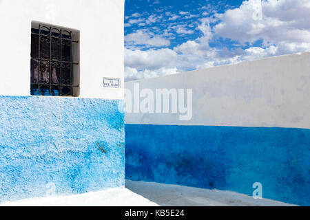 Typische blaue und weiße Straßenszene in Kasbah des Oudaya (Kasbah des Udayas), Rabat, Marokko, Nordafrika, Afrika Stockfoto