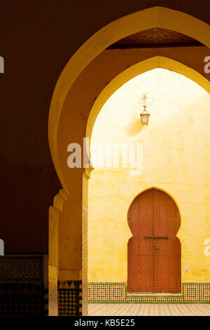 Türen und Bögen im Mausoleum von Moulay Ismail, Meknes, Marokko, Nordafrika, Afrika Stockfoto