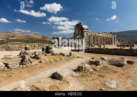 Die Basilika in der römischen Stadt Volubilis, UNESCO-Weltkulturerbe, in der Nähe von Moulay Idris, Meknes, Marokko, Nordafrika Stockfoto