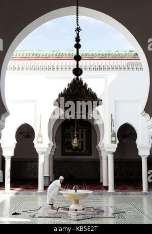 Lokaler Mann Waschen im Innenhof der Qarawiyīn-Moschee (Moschee al-Qarawiyyin), UNESCO, Fez, Marokko, Nordafrika Stockfoto