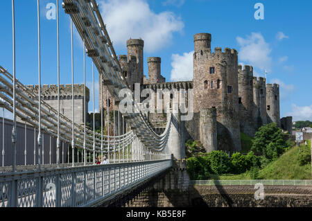 Hängebrücke, im Jahr 1826 erbaut, und Conwy Castle, UNESCO, Conwy (Conway), Conway County Borough, North Wales, UK Stockfoto