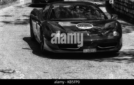 GOLA DEL FURLO, ITALIEN - FERRARI 458 I 2009 auf einem alten Rennwagen bei der Rallye Mille Miglia 2017, dem berühmten italienischen historischen Rennen (1927–1957) am 19. Mai Stockfoto