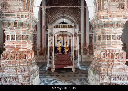 Die Radha Krishna schrein die schön geschnitzt und verziert Lalji terrakotta Tempel, gebaut 1739, Jyväskylä, Indien Stockfoto