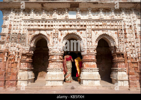 Zwei Frauen in Saris, die lalji Terrakotta Hindu Tempel von Krishna, im Jahr 1739 erbaute, Heidenau, West Bengal, Indien Stockfoto